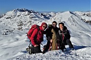 03 Alla Madonnina del Sodadura (2011 m), emergente dalla neve con gli amici Alice e Luca
